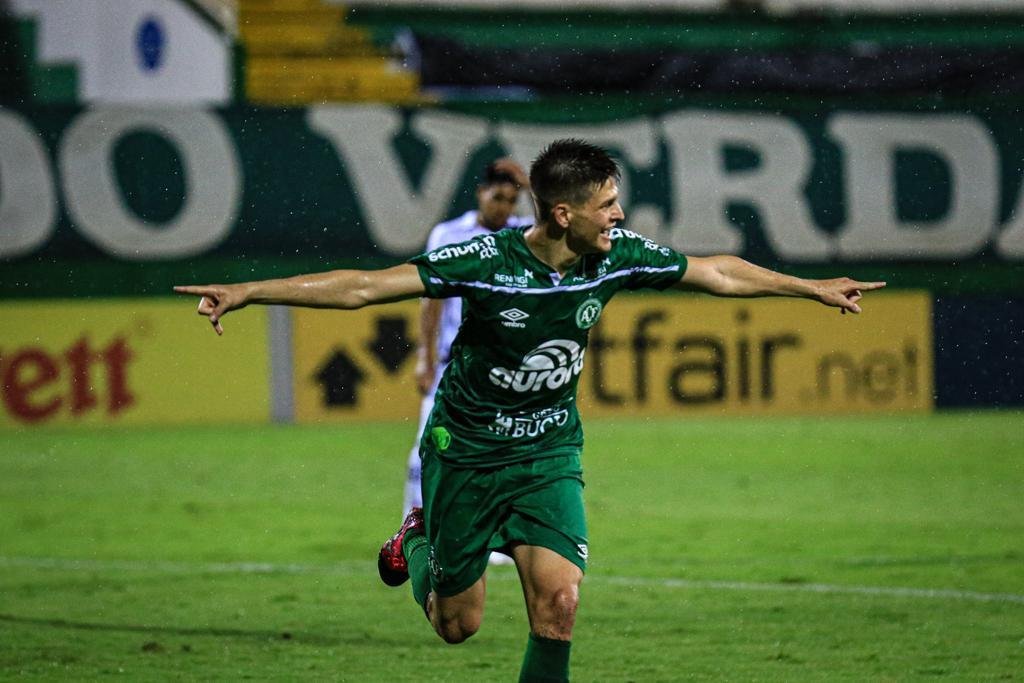 Chapecoense vence e volta à liderança