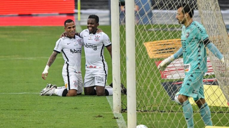 Corinthians planeja renovar com Cazares e Otero por mais três anos