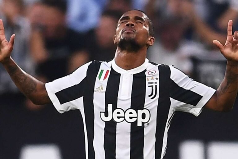 Juventus quer vender Douglas Costa no verão