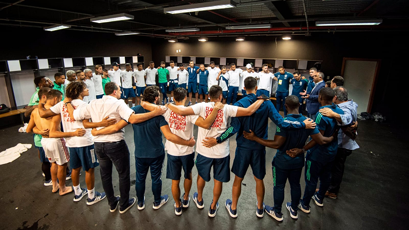 Com festa e presença de Marcos Braz, elenco do Flamengo comemora diante do Palmeiras; confira!