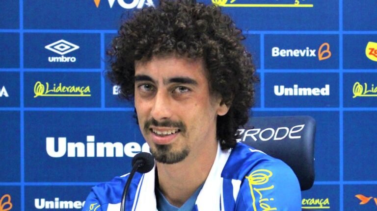 Jogador do Avaí vai a campo contaminado com Covid-19