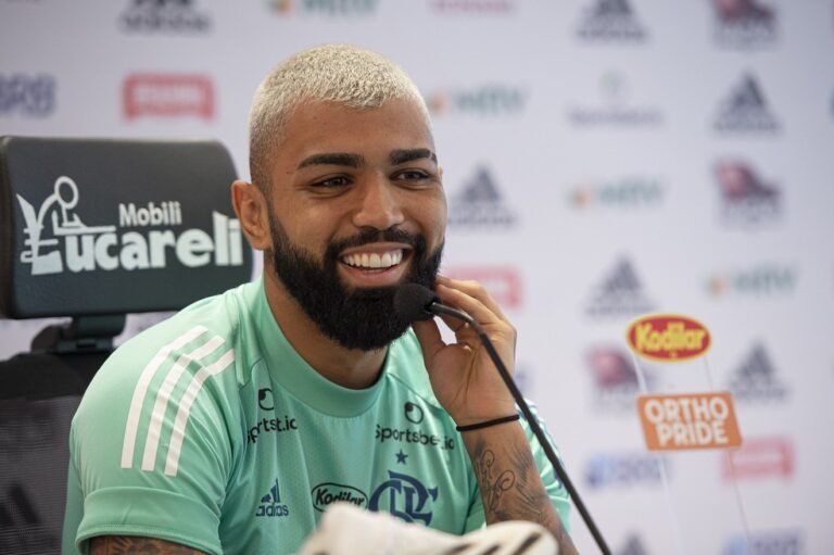 “Como um time que venceu a Libertadores faltando 3 minutos vai desistir de um campeonato faltando 10 jogos para o fim?”, diz Gabigol em entrevista coletiva