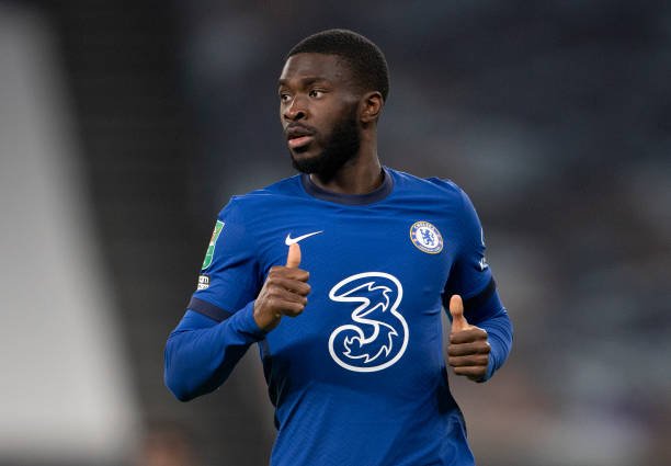 Milan se aproxima de acerto com o zagueiro Fikayo Tomori