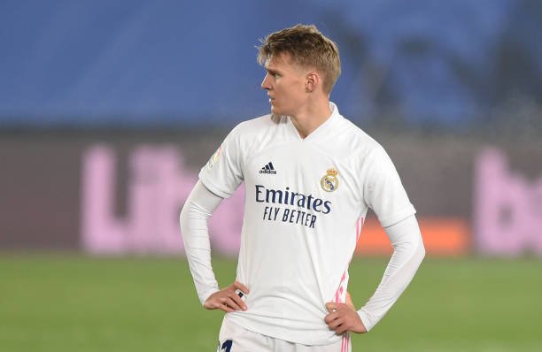 Odegaard pede para sair do Real Madrid