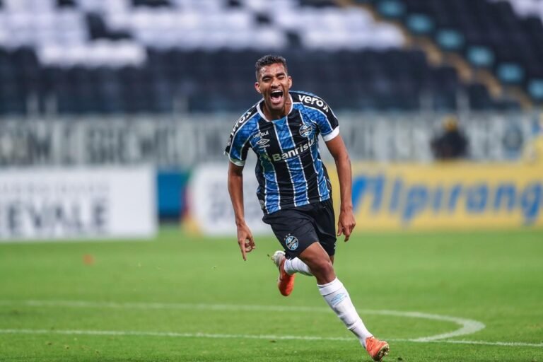 Meia Isaque projeta desafio do Grêmio contra o Palmeiras