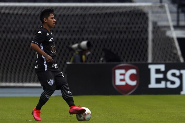 Lecaros entra no time titular e deve ser a única mudança para o confronto contra o Atlético-GO