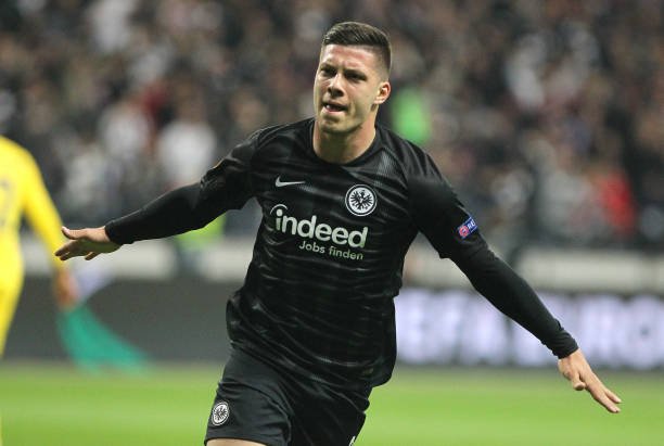 Diretor esportivo do Eintracht Frankfurt confirma retorno de atacante sérvio