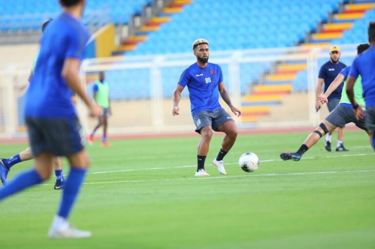 Muralha comemora liderança no campeonato da Arábia Saudita