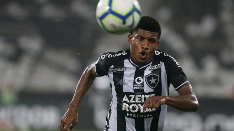 Lecaros, Ênio e Rhuan chegam atrasados em treino e são repreendidos