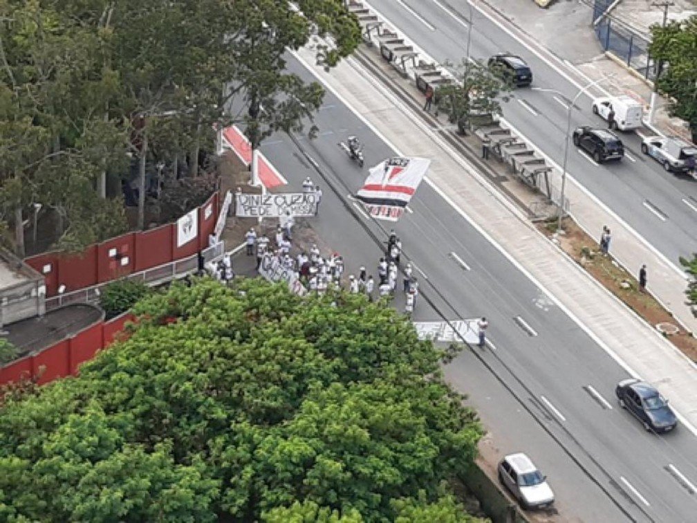 Torcedores do São Paulo pedem a demissão de Fernando Diniz