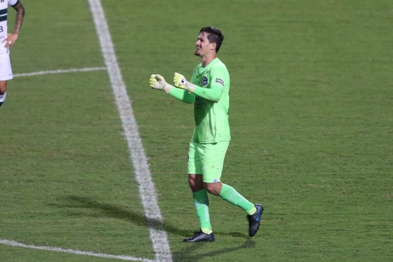 Após segunda vitória seguida, Tadeu acredita em permanência do Goiás