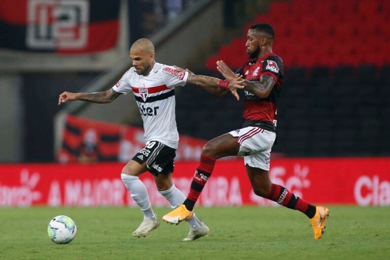 Após bons duelos, Dani Alves e Gerson se reencontram no Morumbi