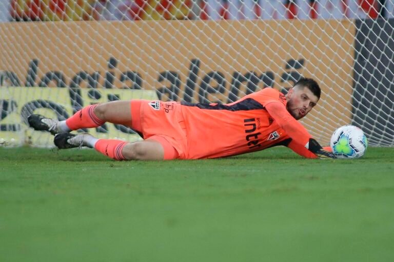 Com status de carrasco, Volpi revê Flamengo