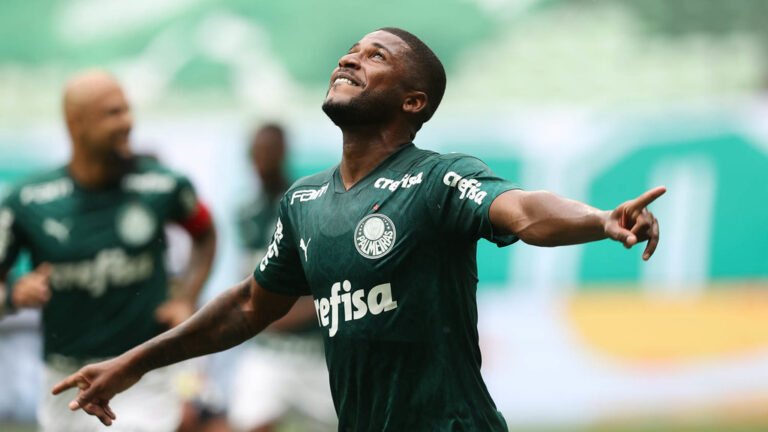 Palmeiras pode vender zagueiro Emerson Santos para o Japão