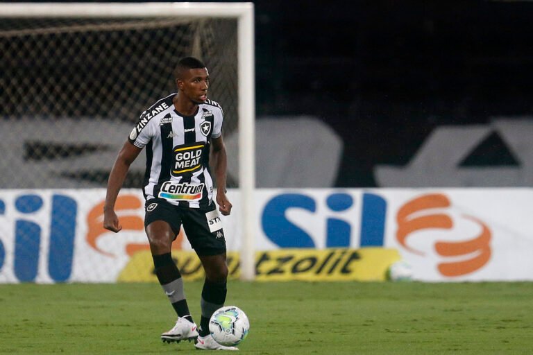 São Paulo tem interesse em zagueiro Kanu do Botafogo