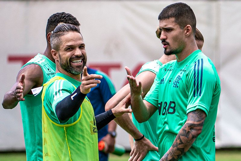 Recuperado de lesão, Diego volta a treinar em campo