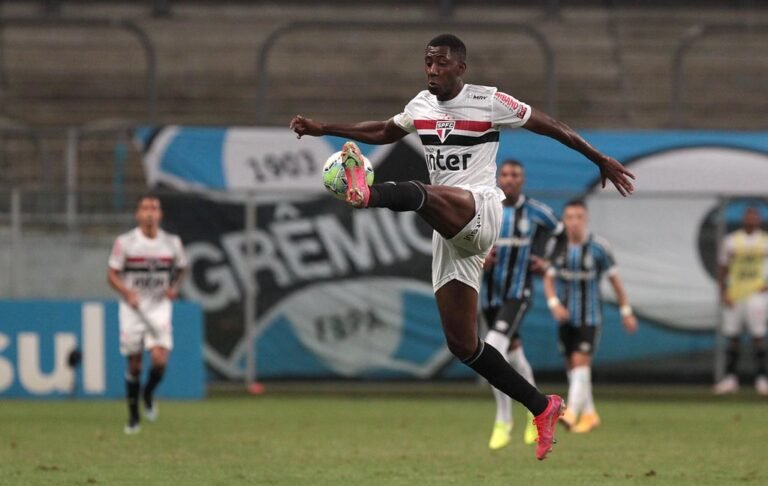 Titular contra o Grêmio, Carneiro tem futuro incerto no São Paulo