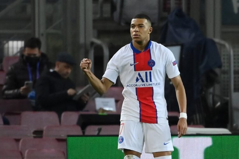 PSG define multa de R$ 1,3 bilhão e salário de R$ 195 milhões para renovar com Mbappé