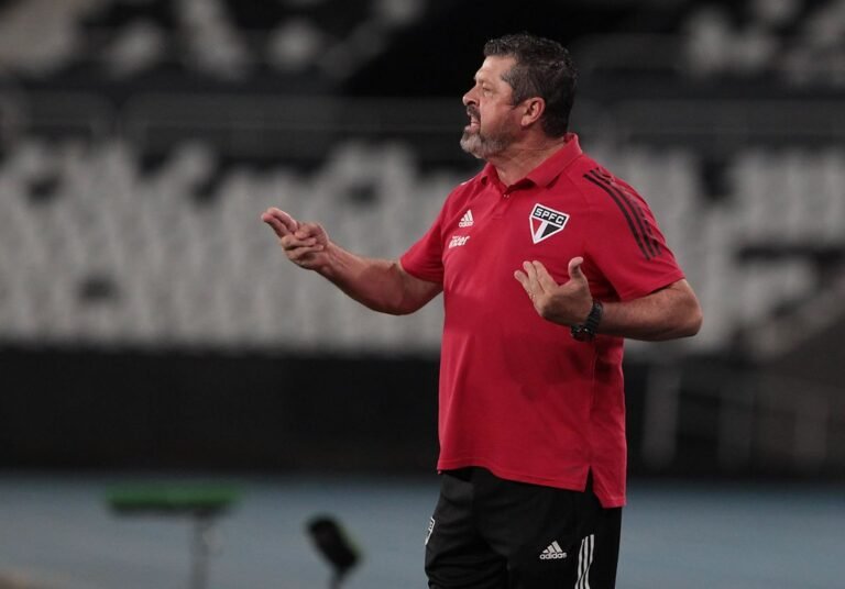 Sem laterais-esquerdos, Vizolli terá que usar a base do São Paulo contra Flamengo