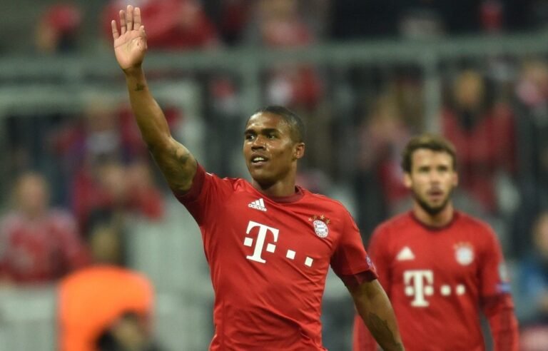 Douglas Costa é alvo do Leeds United de Marcelo Bielsa