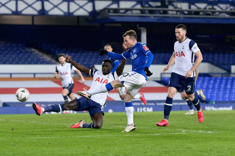 Com chuva de gols no Goodison Park, Everton elimina o Tottenham da Copa da Inglaterra