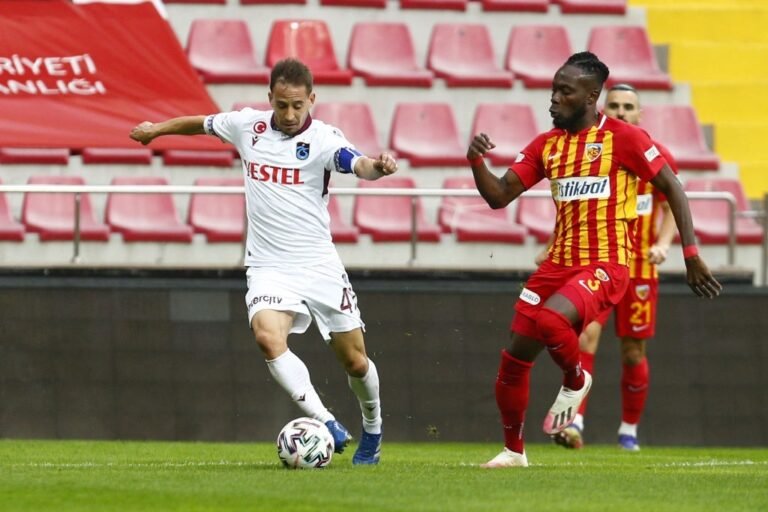 Sporting inscreve João Pereira