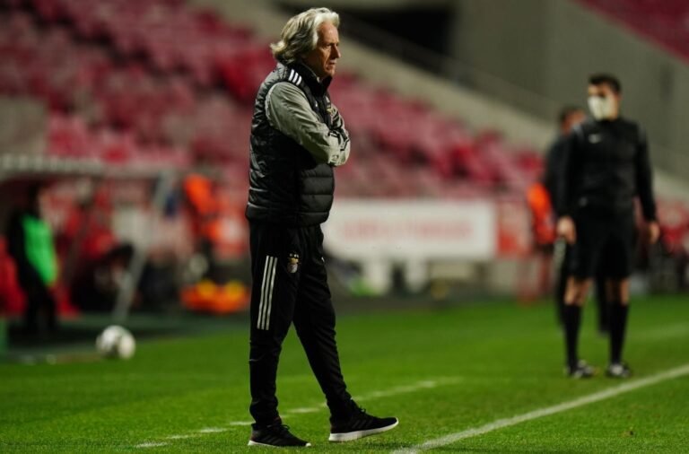 Jorge Jesus contraria recomendações médicas para estar no jogo