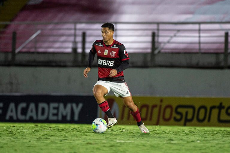 Flamengo anuncia renovação de contrato com João Gomes