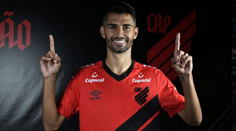 Ceará contrata zagueiro e negocia com dois meio-campistas