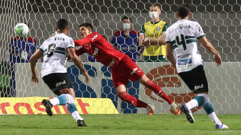 Mesmo rebaixado, Coritiba vence Palmeiras