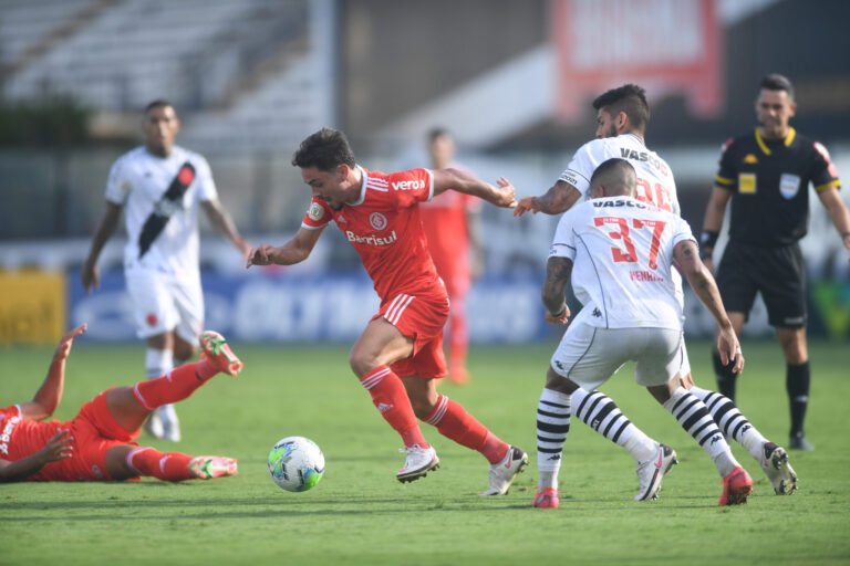 Vasco e seu sua fiel sombra de rebaixamento
