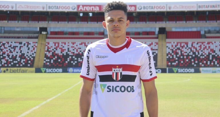 Vila Nova anuncia contratação de zagueiro e meia