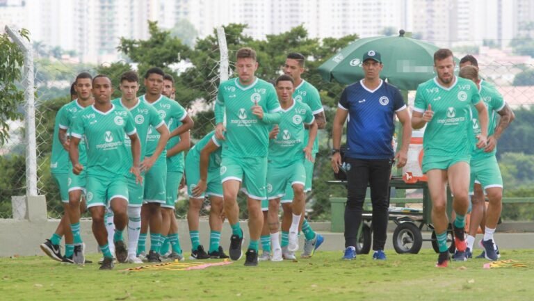 Goiás encara Bahia, adversário direto contra rebaixamento