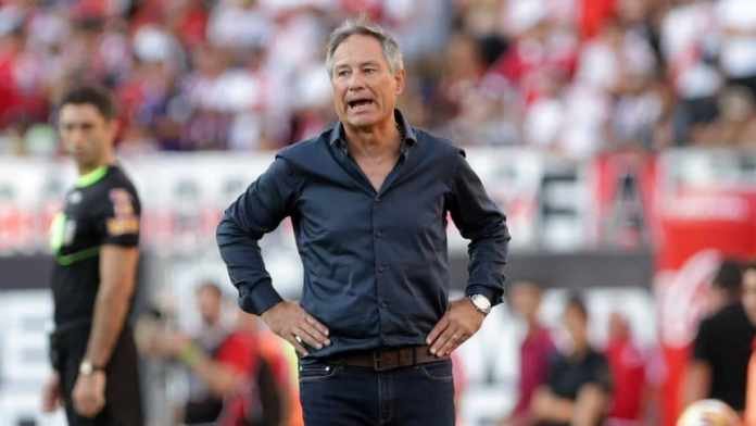 Mesmo sem pedir reforços, Holan vê necessidades no elenco do Santos
