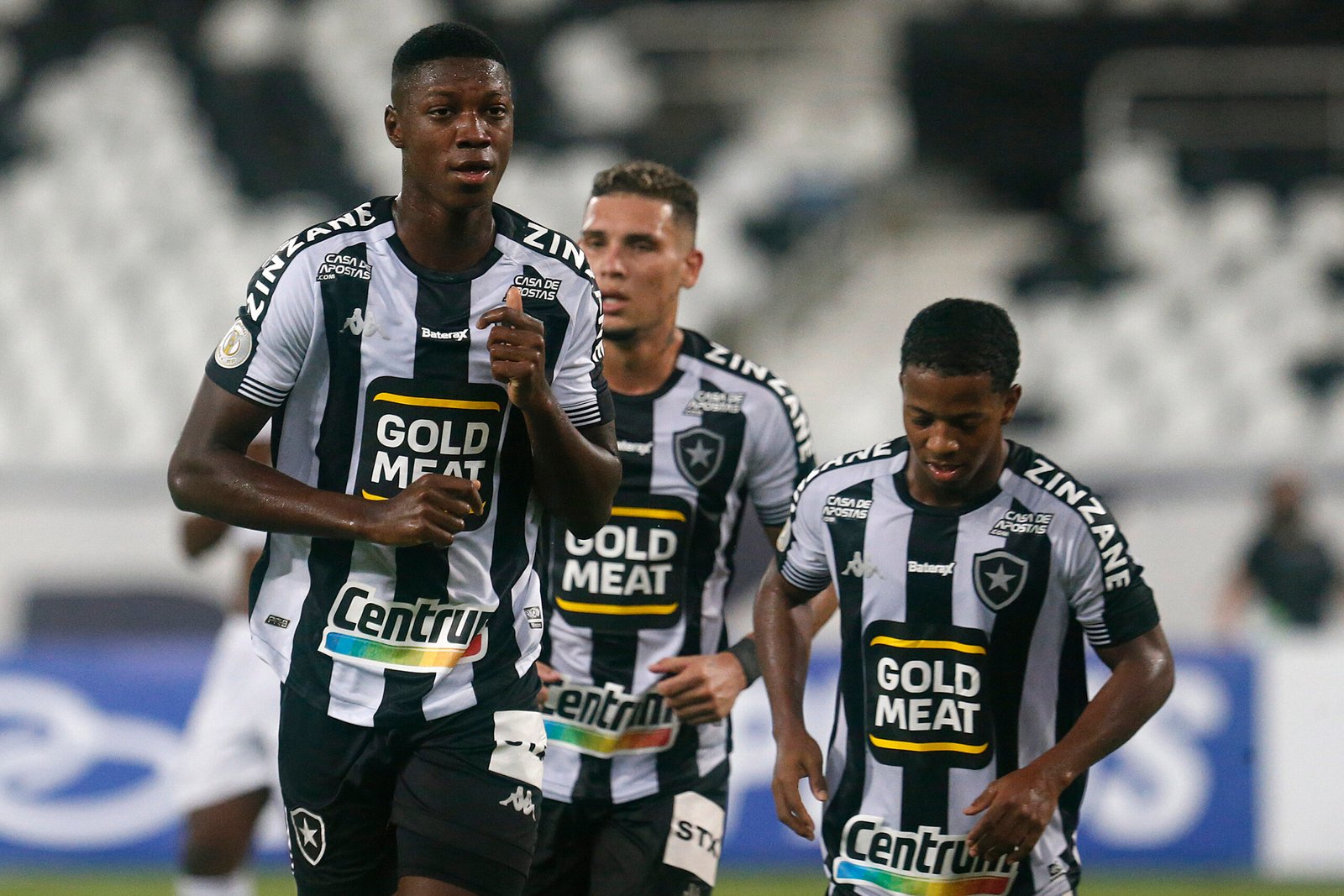Botafogo domina e vence o São Paulo no Engenhão