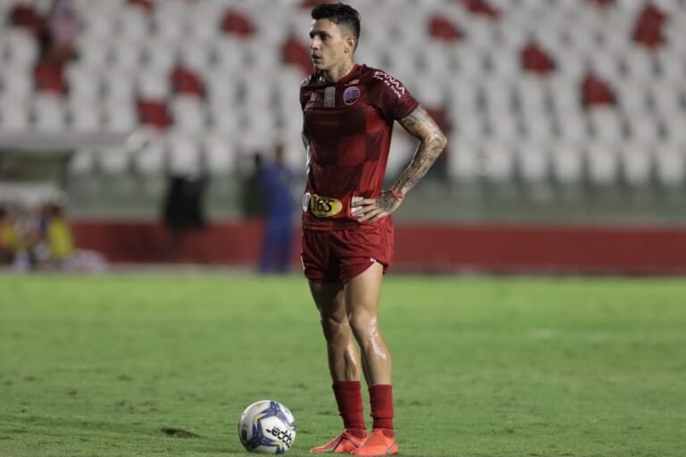 Ceará contrata lateral-esquerdo e sonda meio-campista