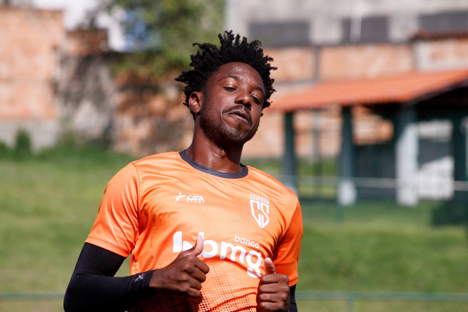Após assinar com o Coimbra, Francis almeja buscar metas no clube