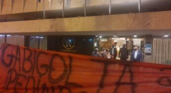 Clima de final! Torcida do Flamengo provoca elenco do Inter em frente ao hotel onde colorado está hospedado