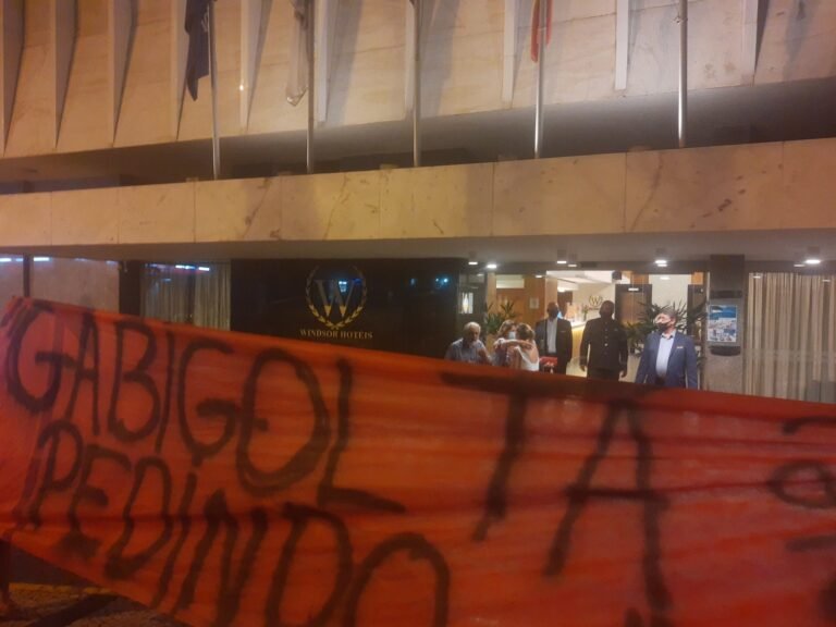 Clima de final! Torcida do Flamengo provoca elenco do Inter em frente ao hotel onde colorado está hospedado