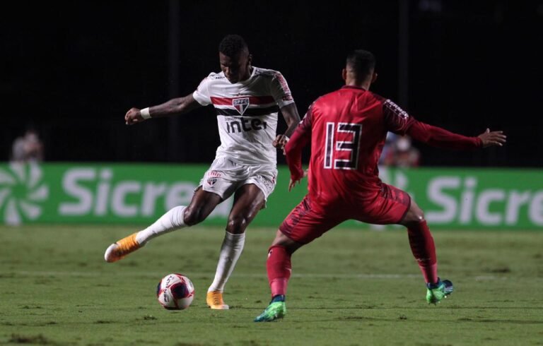 Em jogo polêmico, São Paulo empata na sua estreia no Paulistão