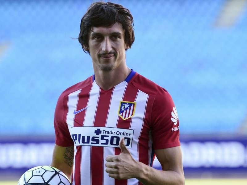 Stefan Savic entrou na agenda do Manchester United