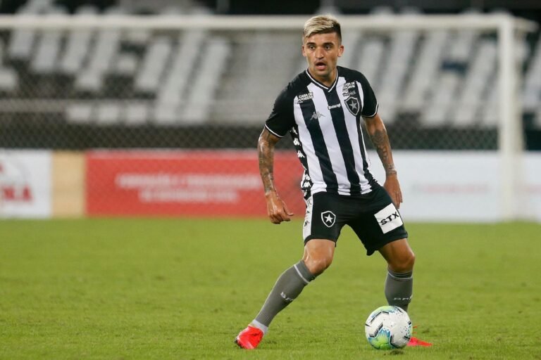 Victor Luis e Iván Angulo deixam Botafogo e retornam ao Palmeiras