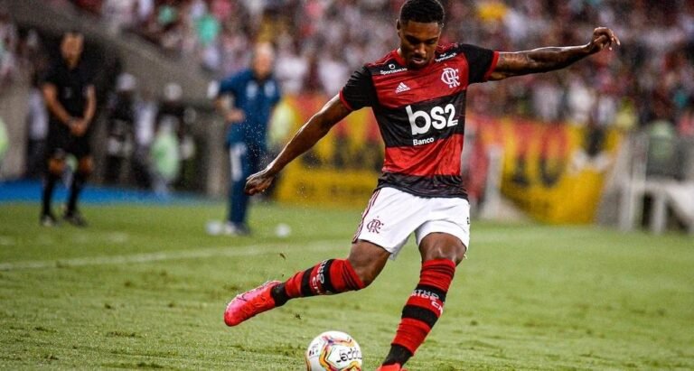 Vitinho tem futuro incerto no Flamengo; diretoria pensa em negociá-lo