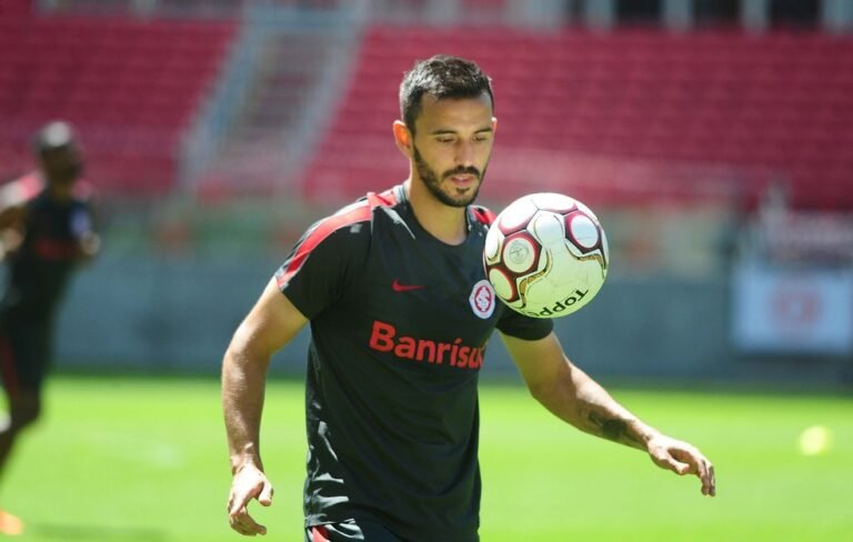 Cuiabá encaminha a contratação do lateral-esquerdo Uendel