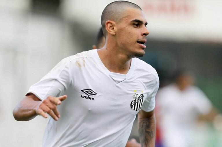 Após o interesse da Portuguesa Santista, meia deve seguir no Santos