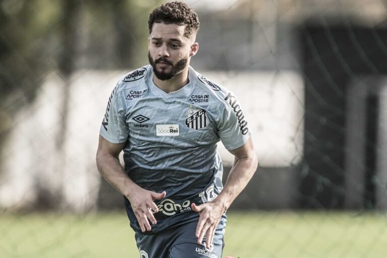 Ainda sem espaço e propostas de outros clubes, atacantes tentam mostrar seu valor a Holan