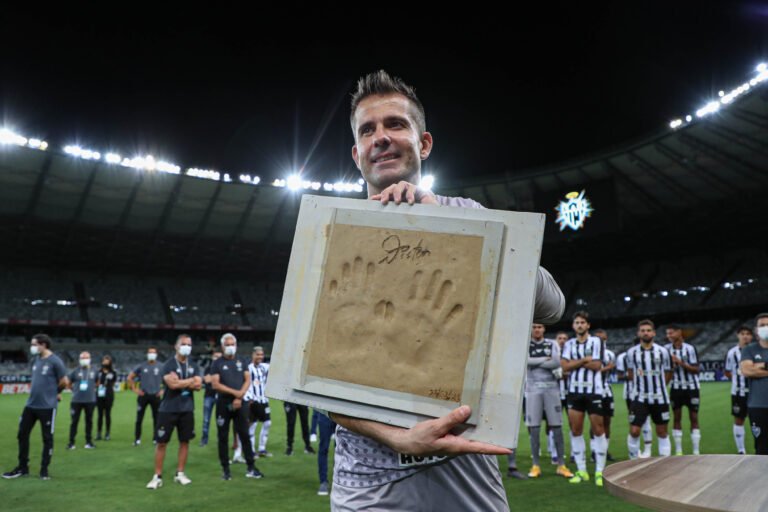 Logo após pendurar as luvas, Victor é nomeado o novo gerente de futebol do Atlético