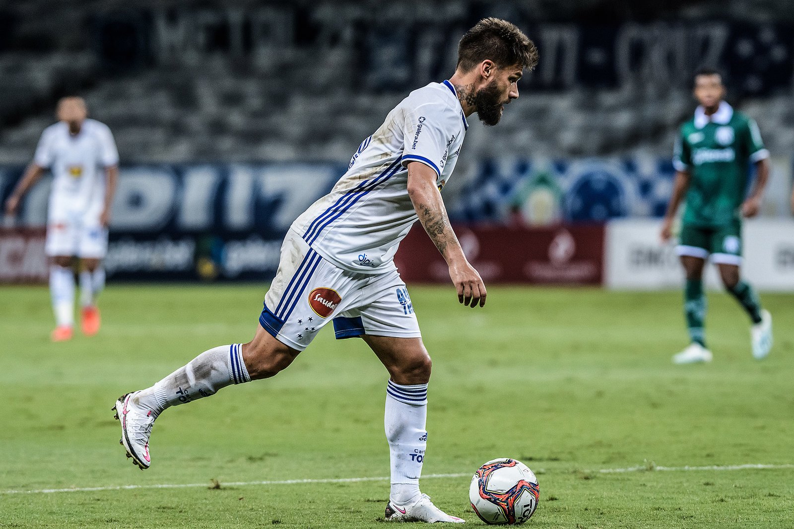 Cruzeiro estreia no Mineirão com derrota