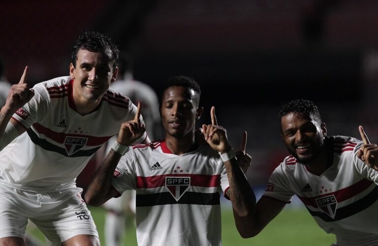 São Paulo goleia Santos no Morumbi, jogo é marcado por golaços