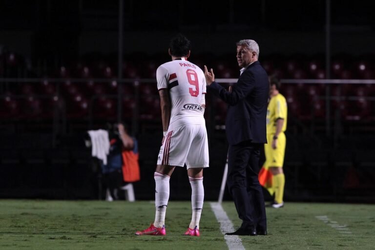 Sem dois zagueiros, Crespo deve mudar o esquema tático do São Paulo